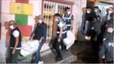 Diyarbakır'da, HDP'nin il ve ilçe binalarına polis operasyonu (5) Diyarbakır'da, HDP'nin il ve ilçe binalarına polis operasyonu (5)