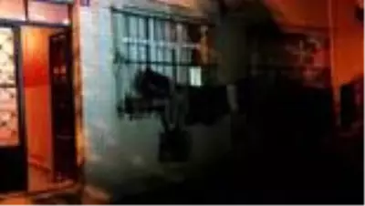 Esenler'de eşi tarafından bıçaklanan kadın ağır yaralandı Esenler'de eşi tarafından bıçaklanan kadın ağır yaralandı