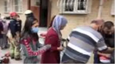 7 yaşındaki kızın bileğine demir kapı parmaklıkları saplandı 7 yaşındaki kızın bileğine demir kapı parmaklıkları saplandı