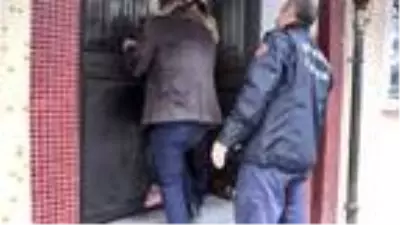 7 yaşındaki kızın bileğine demir kapı parmaklıkları saplandı 7 yaşındaki kızın bileğine demir kapı parmaklıkları saplandı