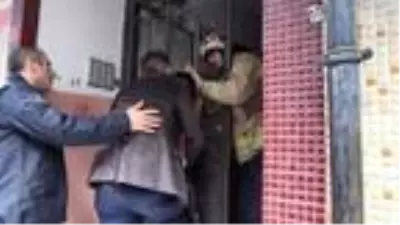 7 yaşındaki kızın bileğine demir kapı parmaklıkları saplandı 7 yaşındaki kızın bileğine demir kapı parmaklıkları saplandı
