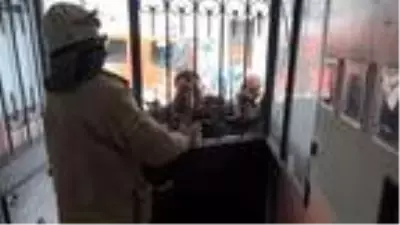 7 yaşındaki kızın bileğine demir kapı parmaklıkları saplandı 7 yaşındaki kızın bileğine demir kapı parmaklıkları saplandı