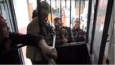7 yaşındaki kızın bileğine demir kapı parmaklıkları saplandı 7 yaşındaki kızın bileğine demir kapı parmaklıkları saplandı