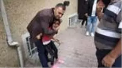 7 yaşındaki kızın bileğine demir kapı parmaklıkları saplandı 7 yaşındaki kızın bileğine demir kapı parmaklıkları saplandı