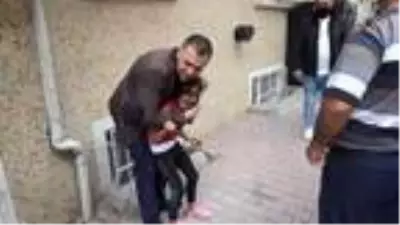 7 yaşındaki kızın bileğine demir kapı parmaklıkları saplandı 7 yaşındaki kızın bileğine demir kapı parmaklıkları saplandı