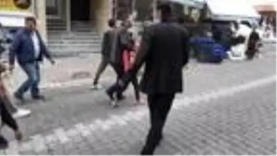 7 yaşındaki kızın bileğine demir kapı parmaklıkları saplandı 7 yaşındaki kızın bileğine demir kapı parmaklıkları saplandı