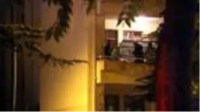 Eşini yaralayıp, kendisi ve çocuğunu 3 saat eve kilitleyen baba, tutuklandı Eşini yaralayıp, kendisi ve çocuğunu 3 saat eve kilitleyen baba, tutuklandı