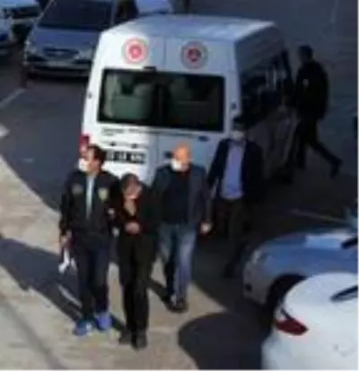Eşini yaralayıp, kendisi ve çocuğunu 3 saat eve kilitleyen baba, tutuklandı Eşini yaralayıp, kendisi ve çocuğunu 3 saat eve kilitleyen baba, tutuklandı