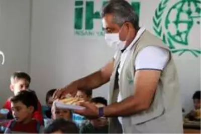 - Evlenecek çiftler düğün yemeklerini Suriye'de kamptaki çocuklarla paylaştı - Evlenecek çiftler düğün yemeklerini Suriye'de kamptaki çocuklarla paylaştı