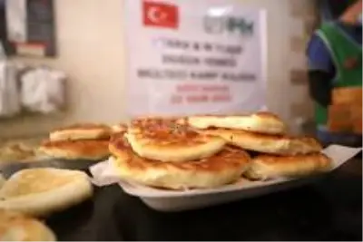 - Evlenecek çiftler düğün yemeklerini Suriye'de kamptaki çocuklarla paylaştı - Evlenecek çiftler düğün yemeklerini Suriye'de kamptaki çocuklarla paylaştı