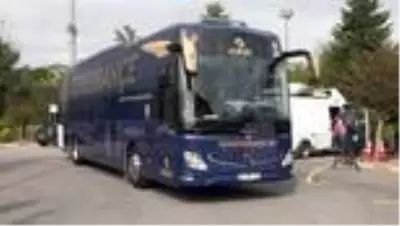 Fenerbahçe'de taraftarın tasarladığı otobüsün tanıtımı yapıldı Fenerbahçe'de taraftarın tasarladığı otobüsün tanıtımı yapıldı