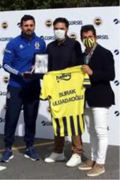 Fenerbahçe'de taraftarın tasarladığı otobüsün tanıtımı yapıldı Fenerbahçe'de taraftarın tasarladığı otobüsün tanıtımı yapıldı