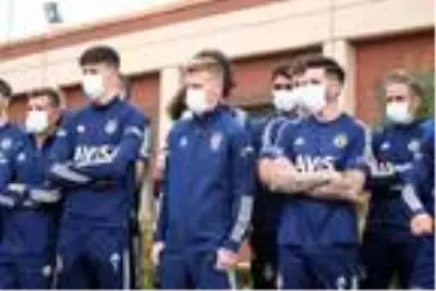 Fenerbahçe'de taraftarın tasarladığı otobüsün tanıtımı yapıldı Fenerbahçe'de taraftarın tasarladığı otobüsün tanıtımı yapıldı