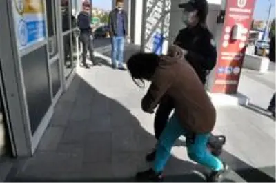 Gardiyanın vurulduğu olayda gözaltına alınan 3 kadın adliyeye sevk edildi Gardiyanın vurulduğu olayda gözaltına alınan 3 kadın adliyeye sevk edildi
