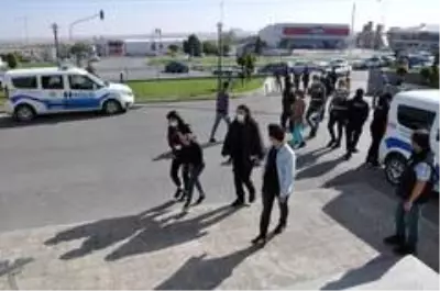 Gardiyanın vurulduğu olayda gözaltına alınan 3 kadın adliyeye sevk edildi Gardiyanın vurulduğu olayda gözaltına alınan 3 kadın adliyeye sevk edildi