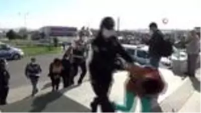 Gardiyanın vurulduğu olayda gözaltına alınan 3 kadın adliyeye sevk edildi Gardiyanın vurulduğu olayda gözaltına alınan 3 kadın adliyeye sevk edildi
