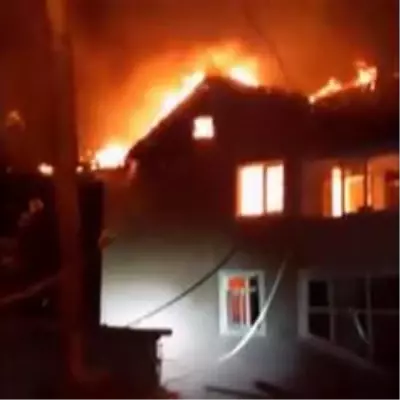 Son dakika haber: Muhtarın evi alevlere teslim oldu Son dakika haber: Muhtarın evi alevlere teslim oldu