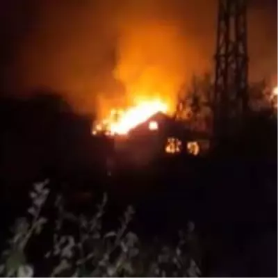 Son dakika haber: Muhtarın evi alevlere teslim oldu Son dakika haber: Muhtarın evi alevlere teslim oldu