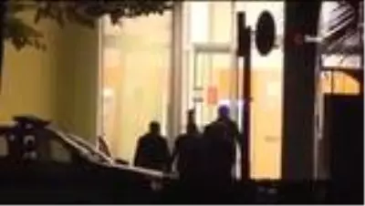 Gürcistan'da silahlı saldırgan 3 rehineyle bankadan ayrıldı Gürcistan'da silahlı saldırgan 3 rehineyle bankadan ayrıldı