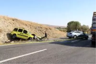 Son dakika haberleri: Hatalı sollama yapan otomobil, taksi ile çarpıştı: 1 ölü, 2 yaralı Son dakika haberleri: Hatalı sollama yapan otomobil, taksi ile çarpıştı: 1 ölü, 2 yaralı