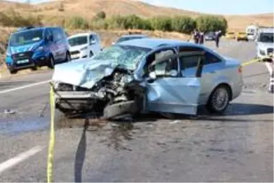 Son dakika haberleri: Hatalı sollama yapan otomobil, taksi ile çarpıştı: 1 ölü, 2 yaralı Son dakika haberleri: Hatalı sollama yapan otomobil, taksi ile çarpıştı: 1 ölü, 2 yaralı