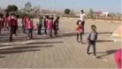 Hayırsever iş kadınından okula kütüphane Hayırsever iş kadınından okula kütüphane
