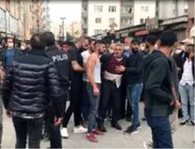 Ortalık bir anda savaş alanına döndü...Sopalı, bıçaklı, sandalyeli kavga kamerada: 5 yaralı Ortalık bir anda savaş alanına döndü...Sopalı, bıçaklı, sandalyeli kavga kamerada: 5 yaralı