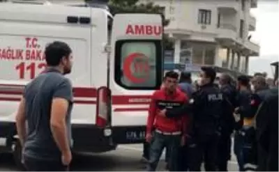 Ortalık bir anda savaş alanına döndü...Sopalı, bıçaklı, sandalyeli kavga kamerada: 5 yaralı Ortalık bir anda savaş alanına döndü...Sopalı, bıçaklı, sandalyeli kavga kamerada: 5 yaralı