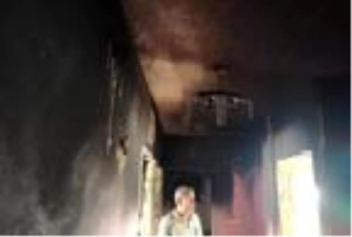 İmamoğlu'nda çıkan yangında ev kullanılamaz hale geldi