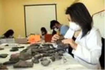 İremir Höyüğü'nde 5 bin yıl öncesine ait yaşam izleri inceleniyor İremir Höyüğü'nde 5 bin yıl öncesine ait yaşam izleri inceleniyor
