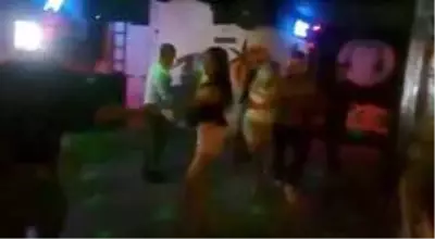 Kuşadası'ndaki izinsiz dans gecesinde 4 kişi korona virüse yakalandı Kuşadası'ndaki izinsiz dans gecesinde 4 kişi korona virüse yakalandı