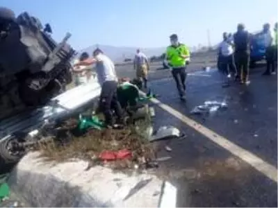 İzmir'de feci kaza: 1 ölü, 4 yaralı İzmir'de feci kaza: 1 ölü, 4 yaralı