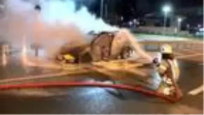 Kadıköy'de seyir halindeki taksi alev topuna döndü Kadıköy'de seyir halindeki taksi alev topuna döndü