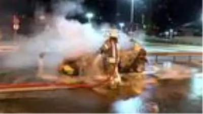 Kadıköy'de seyir halindeki taksi alev topuna döndü Kadıköy'de seyir halindeki taksi alev topuna döndü