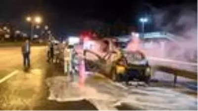 Kadıköy'de seyir halindeki taksi alev topuna döndü Kadıköy'de seyir halindeki taksi alev topuna döndü
