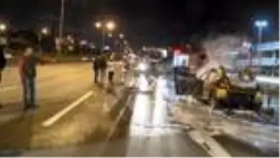 Kadıköy'de seyir halindeki taksi alev topuna döndü Kadıköy'de seyir halindeki taksi alev topuna döndü