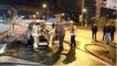 Kadıköy'de seyir halindeki taksi alev topuna döndü Kadıköy'de seyir halindeki taksi alev topuna döndü