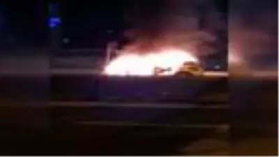 Kadıköy'de seyir halindeki taksi alev topuna döndü Kadıköy'de seyir halindeki taksi alev topuna döndü