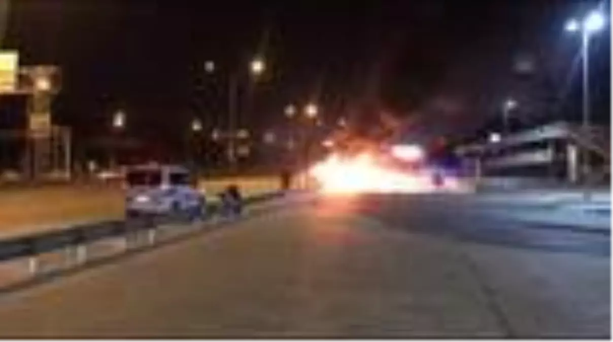 Kadıköy'de seyir halindeki ticari taksi yandı