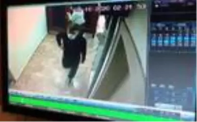 Kağıthane'de şifreli kapıyı açan maskeli hırsızlar, çaldıkları ayakkabıları kazaklarına saklayıp böyle götürdü Kağıthane'de şifreli kapıyı açan maskeli hırsızlar, çaldıkları ayakkabıları kazaklarına saklayıp böyle götürdü