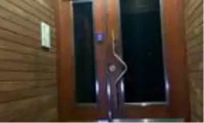 Kağıthane'de şifreli kapıyı açan maskeli hırsızlar, çaldıkları ayakkabıları kazaklarına saklayıp böyle götürdü Kağıthane'de şifreli kapıyı açan maskeli hırsızlar, çaldıkları ayakkabıları kazaklarına saklayıp böyle götürdü