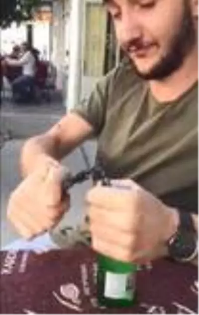Soda şişesinin kapağını açmak istedi, telefonunu parçaladı Soda şişesinin kapağını açmak istedi, telefonunu parçaladı