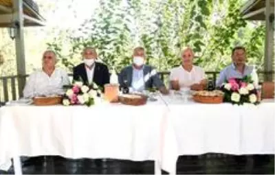 Karalar Kozan'da muhtarlarla buluştu Karalar Kozan'da muhtarlarla buluştu