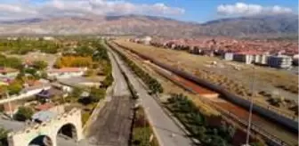Fen İşleri Müdürlüğü: Kavakyolu Binali Yıldırım Caddesinin batı kısmında asfalt çalışması Fen İşleri Müdürlüğü: Kavakyolu Binali Yıldırım Caddesinin batı kısmında asfalt çalışması