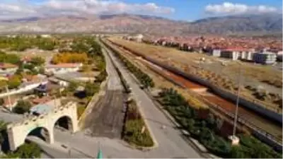 Kavakyolu Binali Yıldırım Caddesinin batı kısmında asfalt çalışması Kavakyolu Binali Yıldırım Caddesinin batı kısmında asfalt çalışması