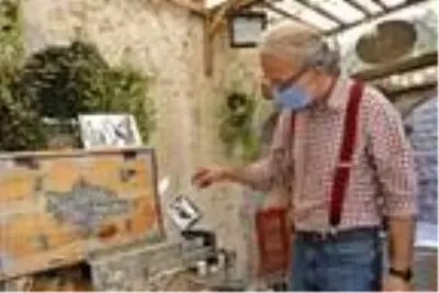 Kendi yaptığı, 150 yıllık teknikle çalışan makinesiyle hatıra fotoğrafları çekiyor Kendi yaptığı, 150 yıllık teknikle çalışan makinesiyle hatıra fotoğrafları çekiyor