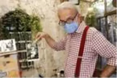 Kendi yaptığı, 150 yıllık teknikle çalışan makinesiyle hatıra fotoğrafları çekiyor Kendi yaptığı, 150 yıllık teknikle çalışan makinesiyle hatıra fotoğrafları çekiyor