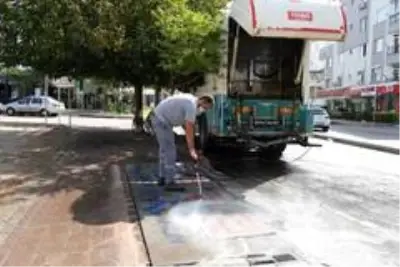 Konyaaltı'nda çöp konteynerleri dezenfekte edildi Konyaaltı'nda çöp konteynerleri dezenfekte edildi