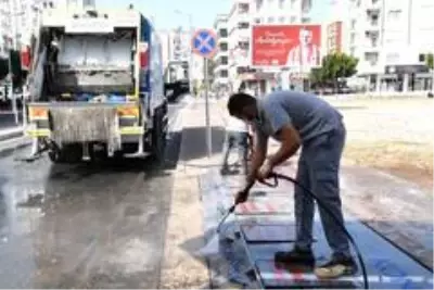Konyaaltı'nda çöp konteynerleri dezenfekte edildi Konyaaltı'nda çöp konteynerleri dezenfekte edildi