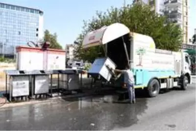 Konyaaltı'nda çöp konteynerleri dezenfekte edildi Konyaaltı'nda çöp konteynerleri dezenfekte edildi
